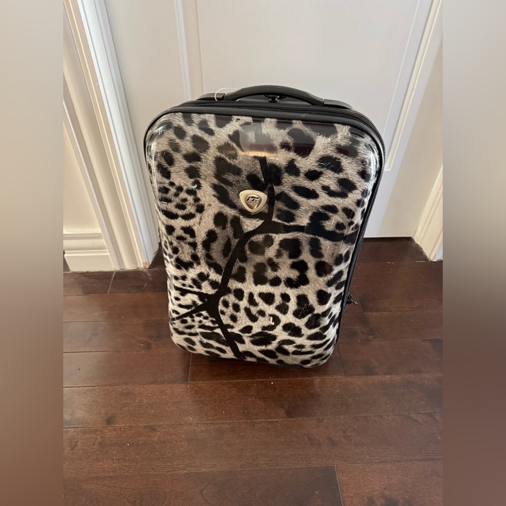 hard shell carry on luggage 2 wheels